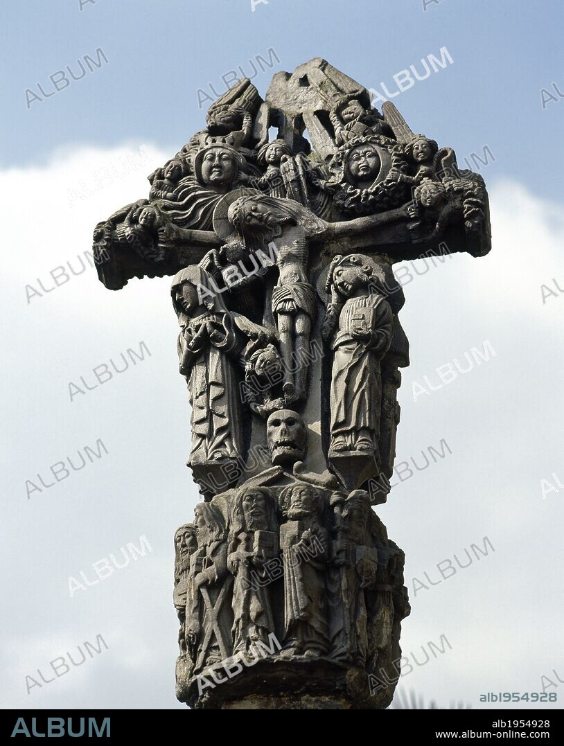 ARTE GOTICO. ESPAÑA. SIGLO XV. CRUZ DE TERMINO. Es un monumento expiatorio erigido en 1422 a raíz de una herejía que se extendió por Durango. Se encuentra en el comienzo de la calle Kurutziaga. Detalle de la parte superior donde está representada la CRUCIFIXION. DURANGO. Provincia de Vizcaya (Bizkaia). País Vasco.