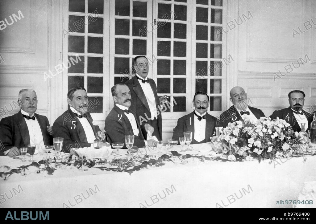 Julio 1916. Banquete A un letrado Ilustre. El Marqués de Alhucemas (1) en la presidencia del banquete que le Dio el colegio de Abogados para celebrar su nombramiento de Decano, y al cual Concurrieron el presidente del Consejo (2) y los Ministros de gracia y Justicia (3), Hacienda (4) y Fomento (5).