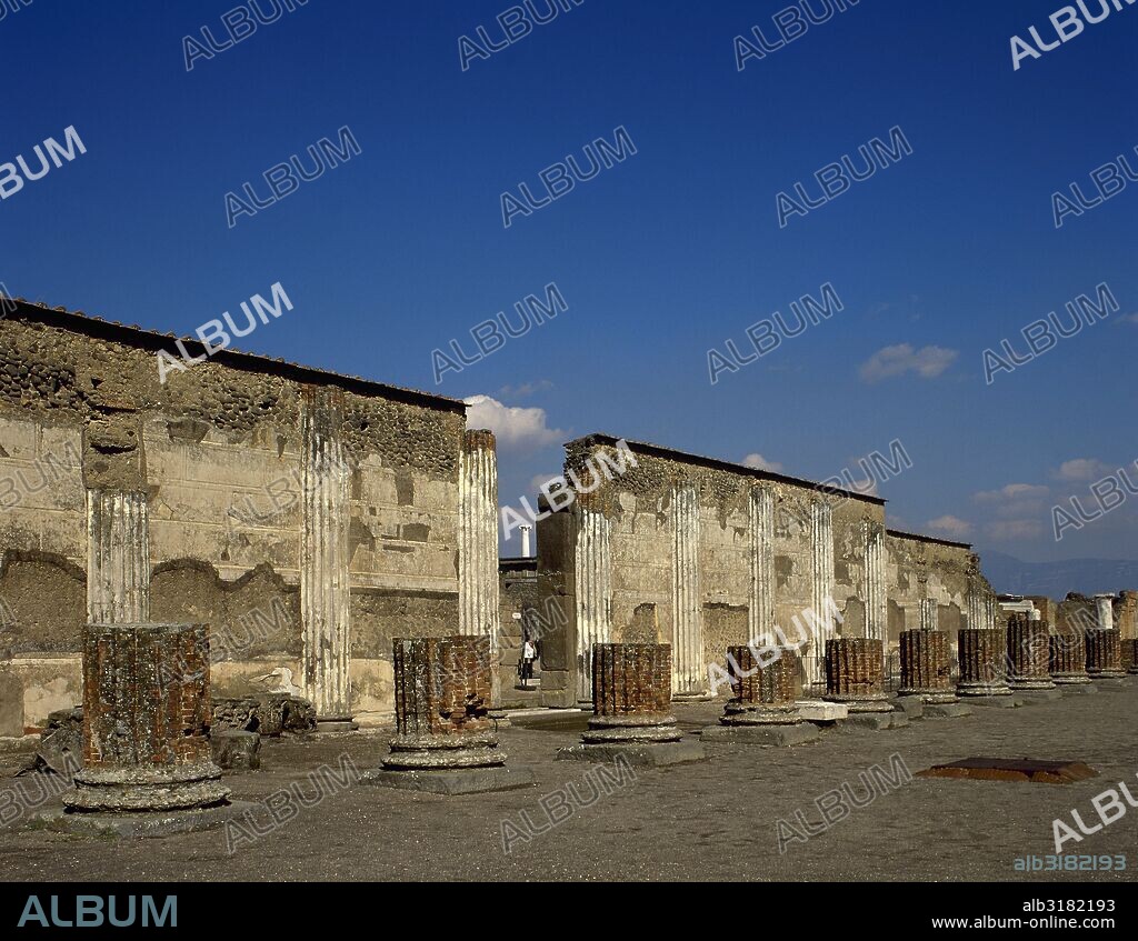 POMPEYA. LA BASILICA. Edificio civil romano destinado a la administración de justicia (tribunal). Se trata del más antiguo e importante de la ciudad, construido entre 120-78 a. C. Sus dimensiones eran de 24 x 55 m. (Area del FORO). La Campania. Italia.