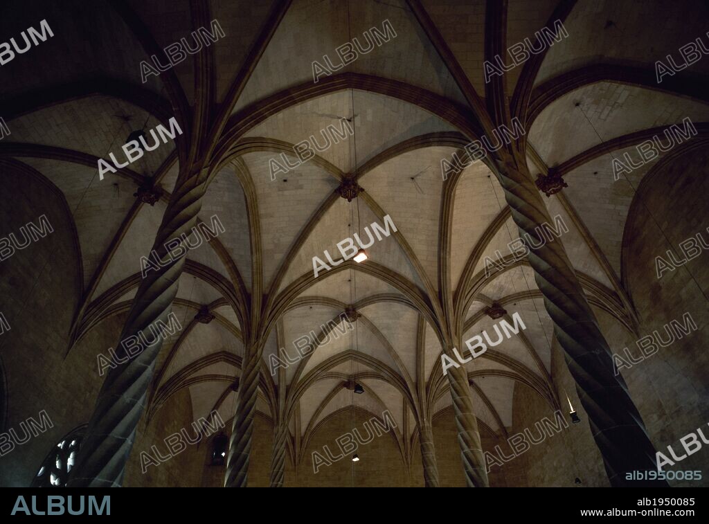 ARTE GOTICO. ESPAÑA. LONJA. Bolsa de mercaderes construida en el siglo XV, según proyecto de Guillem SAGRERA. Detalle de los nervios de las bóvedas que arrancan a modo de palmeras de seis columnas salomónicas. PALMA DE MALLORCA. Islas Baleares.