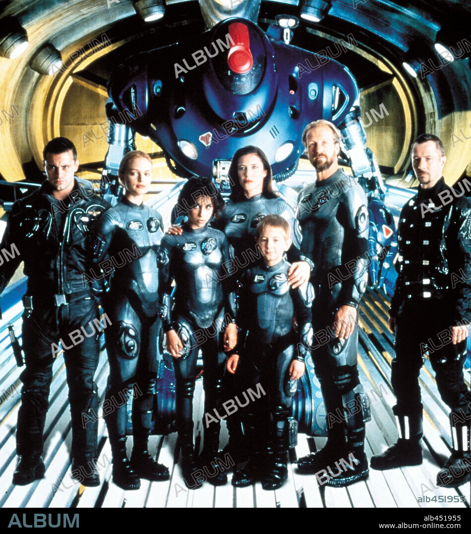 GARY OLDMAN, HEATHER GRAHAM, JACK JOHNSON, LACEY CHABERT, MATT LEBLANC, MIMI ROGERS and WILLIAM HURT in LOST IN SPACE, 1998, directed by AKIVA GOLDSMAN. Copyright NEW LINE CINEMA.