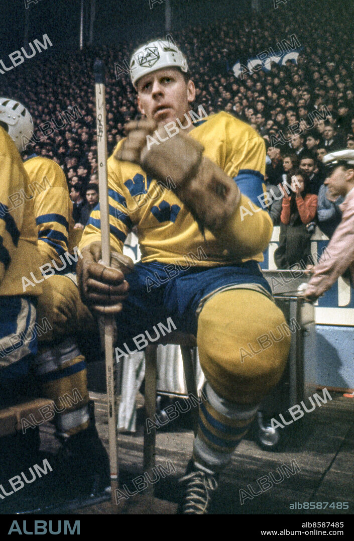 STOCKHOLM 1963-03-15. Tre Kronors Ronald "Sura-Pelle" Pettersson sitter på avbytarbänken i ishockeymatchen mellan Sverige och Kanada i ishockey-VM i Stockholm 15:e mars 1963. Tre Kronor vann matchen med 4-1.. Foto: Expressen / TT / Kod: 192.