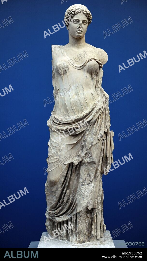 ARTE GRIEGO. GRECIA. AFRODITA del tipo denominado" Hera Borghese". Mármol. Monte Calvo. Italia. S. II d. c. Copia romana de un original griego en bronce de época clásica. Museo Carlsberg Glyptotek. Copenhague. Dinamarca. Norte Europa.
