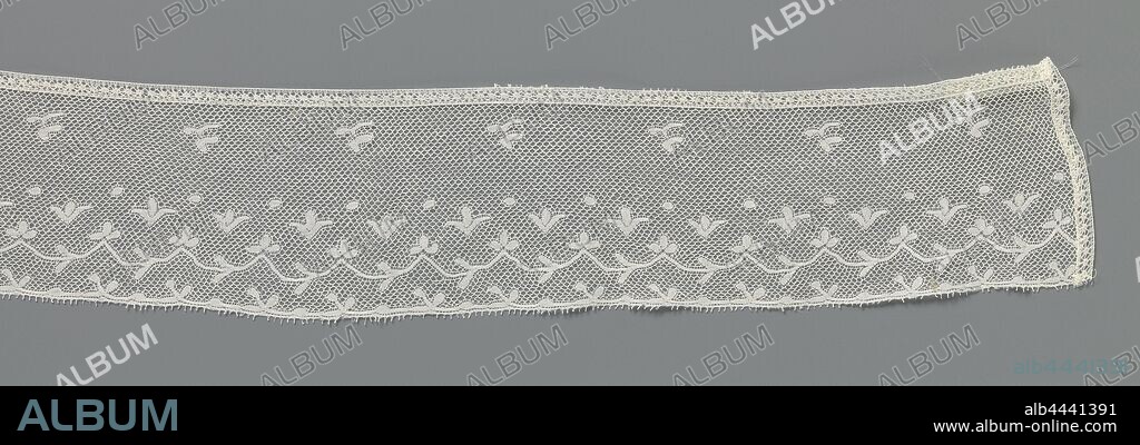 Strip of bobbin lace with v-shaped flowers, Natural strip of bobbin lace, Valenciennes lace. The repeating pattern consists of a row of loose leaves or twigs along the upper half of the strip. Below the center line is a row of V-shaped leaves with an oval flower, interspersed with one moose. A thin continuous pendulum with a flower on the tops and leaves in the valleys runs under the v-shaped leaves. And along the bottom edge runs a stylized straight branch with stylized leaves and flowers, which occasionally rise. The motifs are connected by a mesh ground, a diamond-shaped Valenciennes ground. The motifs are made in linen with openwork edges. A separate band has been sewn over the unfinished top and short sides. The bottom is finished with picots., anonymous, Southern Netherlands, c. 1805 - c. 1825, cotton (textile), Valenciennes lace, l 203 cm × w 6 cm ×, 3.8 cm.