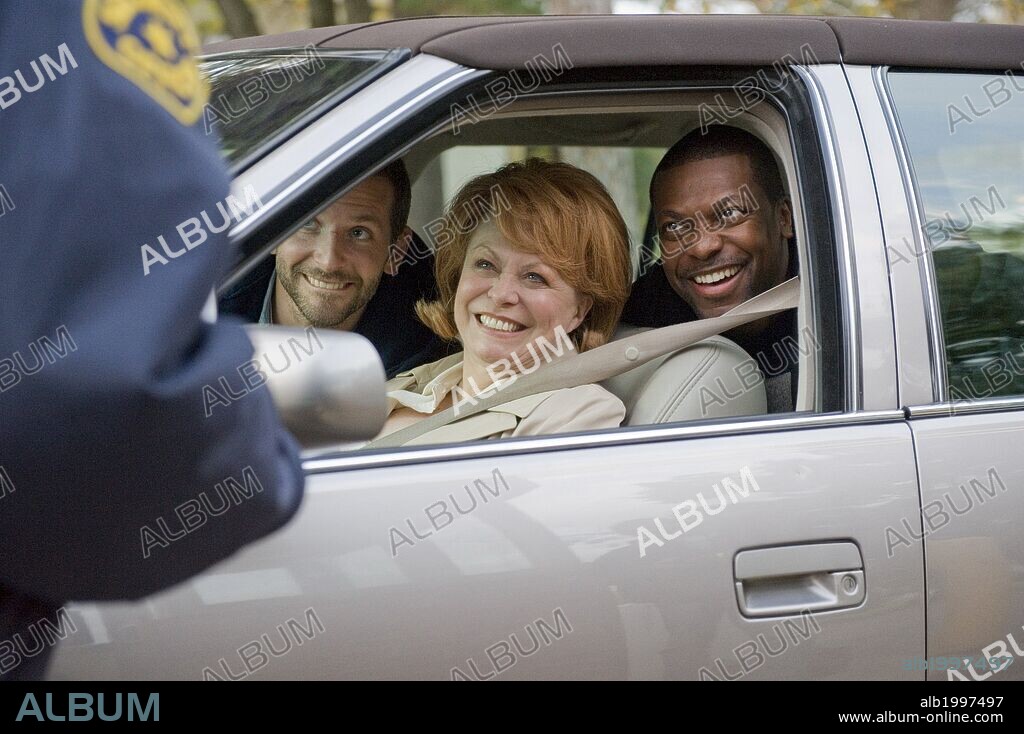 BRADLEY COOPER, CHRIS TUCKER and JACKI WEAVER in SILVER LININGS PLAYBOOK, 2012, directed by DAVID O. RUSSELL. Copyright MIRAGE ENTERPRISES.
