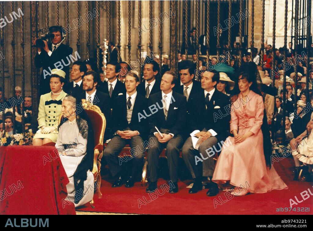 Sevilla, 18 de marzo de 1995. Boda de la Infanta Elena y Jaime de Marichalar en la Catedral de Sevilla. En la imagen, la Condesa viuda de Ripalda, madre de Don Jaime de Marichalar, durante la ceremonia, junto a otros invitados.