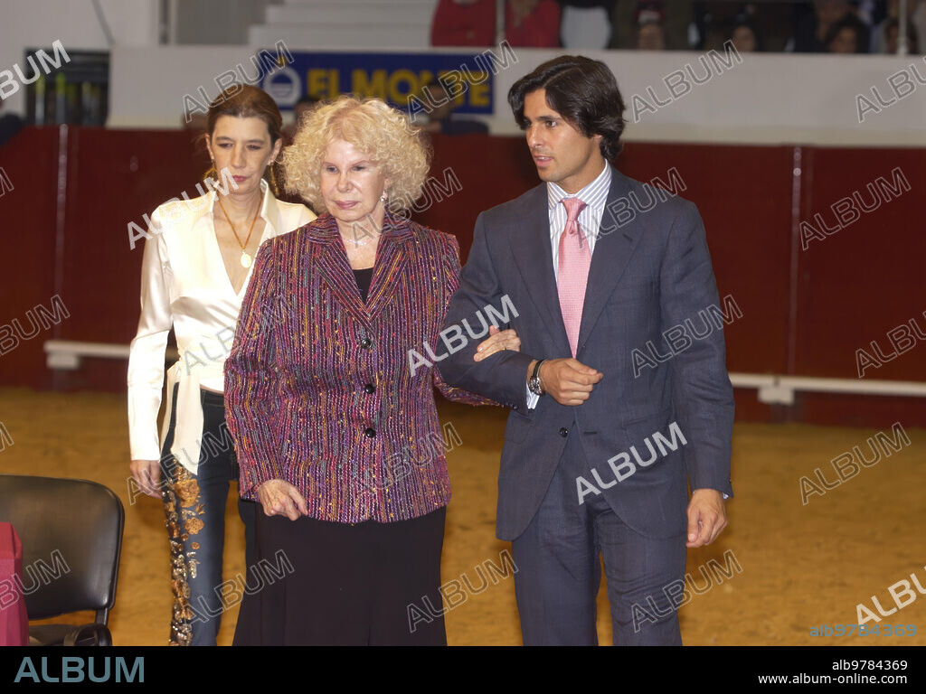 February 5, 2004. JM Serrano. 6. 2. 04. Seville. Tribute to Antonio Ordóñez at the Bull Fair, Francisco Rivera Ordoñez received the award.