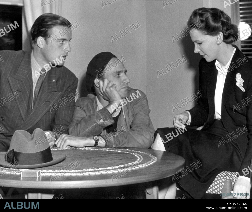 ©SCANPIX SWEDEN, 1950-07-11.. Inspelningen av filmen Sånt händer inte här.. (fr. v.) Alf Kjellin, Ingmar Bergman och Signe Hasso under arbetet med filmen. Sitter vid runt bord, Ingmar i basker.. Foto: Scanpix. Code: 20360.