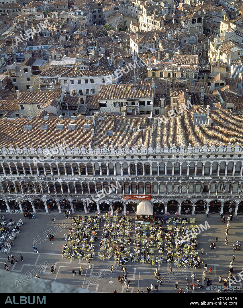PLAZA DE SAN MARCOS VISTA DESDE LA TORRE DEL CAMPANARIO.