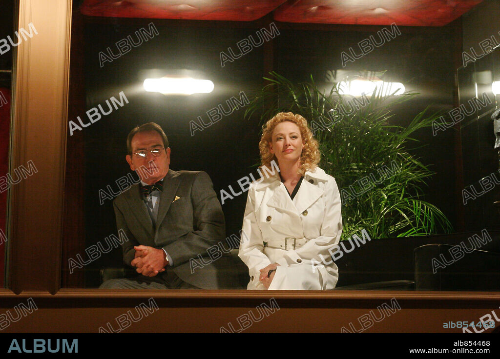 TOMMY LEE JONES y VIRGINIA MADSEN en EL ULTIMO SHOW, 2006 (A PRAIRIE HOME COMPANION), dirigida por ROBERT ALTMAN. Copyright GREENSTREET FILMS/RIVER ROAD ENTERTAINMENT/PRAIRIE HOME PROD / GORDON, MELINDA SUE.