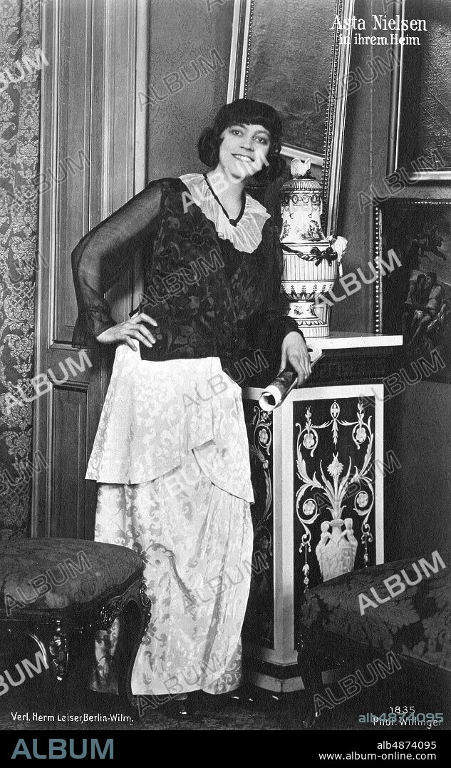 GERMANY 1910s. Orig. caption ... Asta Nielsen in her home. Photo: Phot. Willinger, Verl. Herm Leiser Berlin-Wilm. / AB Text & Bilder / SVT / Code: 5600 Folder: Nielsen, Asta Note. Asta Nielsen, 1881-1972, Danish actress, one of the most popular in silent film. Active in Germany 1911-1932. Postcard persons: ASTA NIELSEN sites: DENMARK *; BERLIN; GERMANY PhotoDate: 191? - ?? - ??.