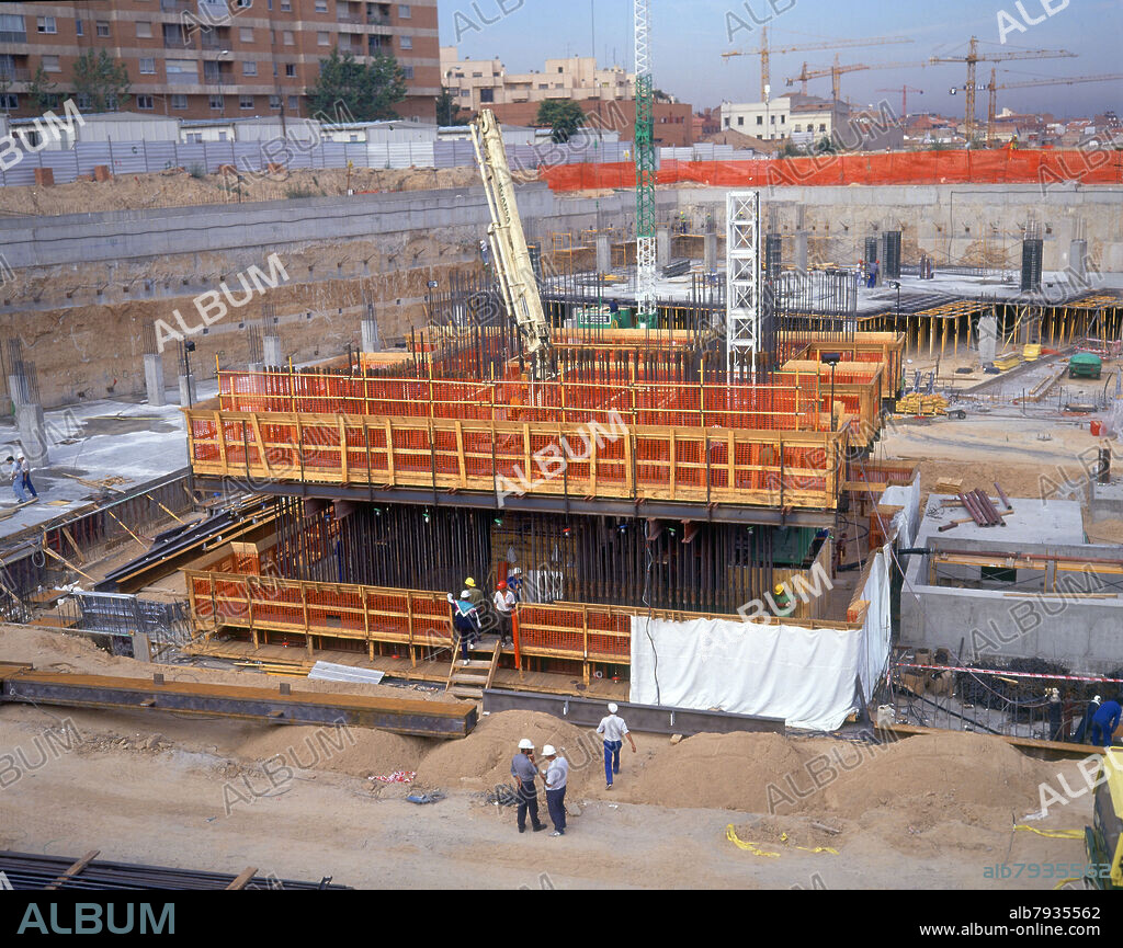 PHILLIP JOHNSON (1906-2005) JOHN BURGEE (1933-). OBRAS DE CONSTRUCCION DE LAS TORRES KIO - CIMIENTOS PRINCIPIOS DE LOS AÑOS 90 SIGLO XX.