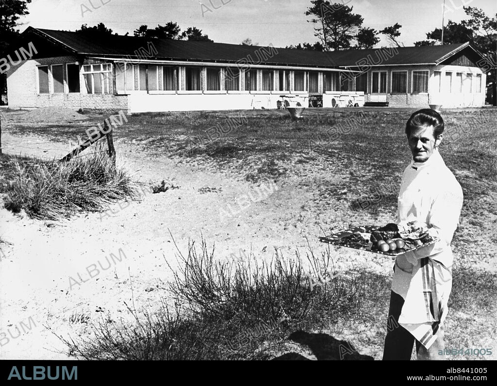 Kämpinge Badrestaurang . Bild i samband med att restaurangen åter öppnas efter att ha varit stängd över ett år - . Köksmästaren Tord Lindberg står utanför den helt renoverade byggnaden den 5 maj 1971 . Den ursprungliga restaurangen öppnades redan på 1920-talet . (c) Anders Welin / Sydsvenskan / IBL.