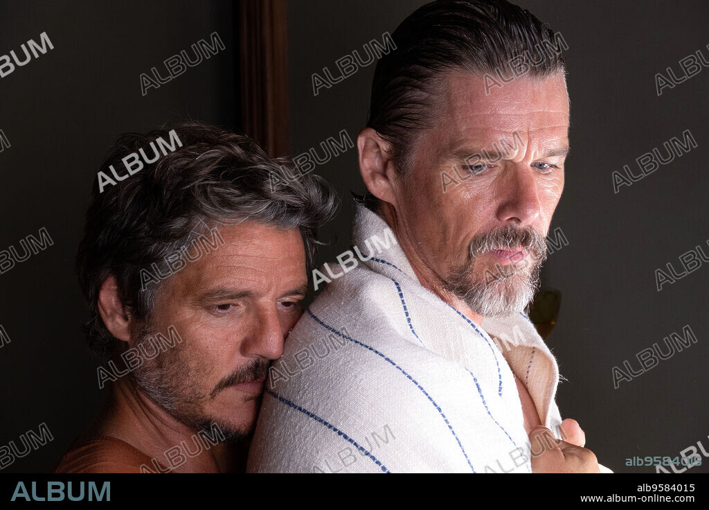 ETHAN HAWKE y PEDRO PASCAL en EXTRAÑA FORMA DE VIDA, 2023, dirigida por PEDRO ALMODOVAR. Copyright El Deseo / Saint Laurent.