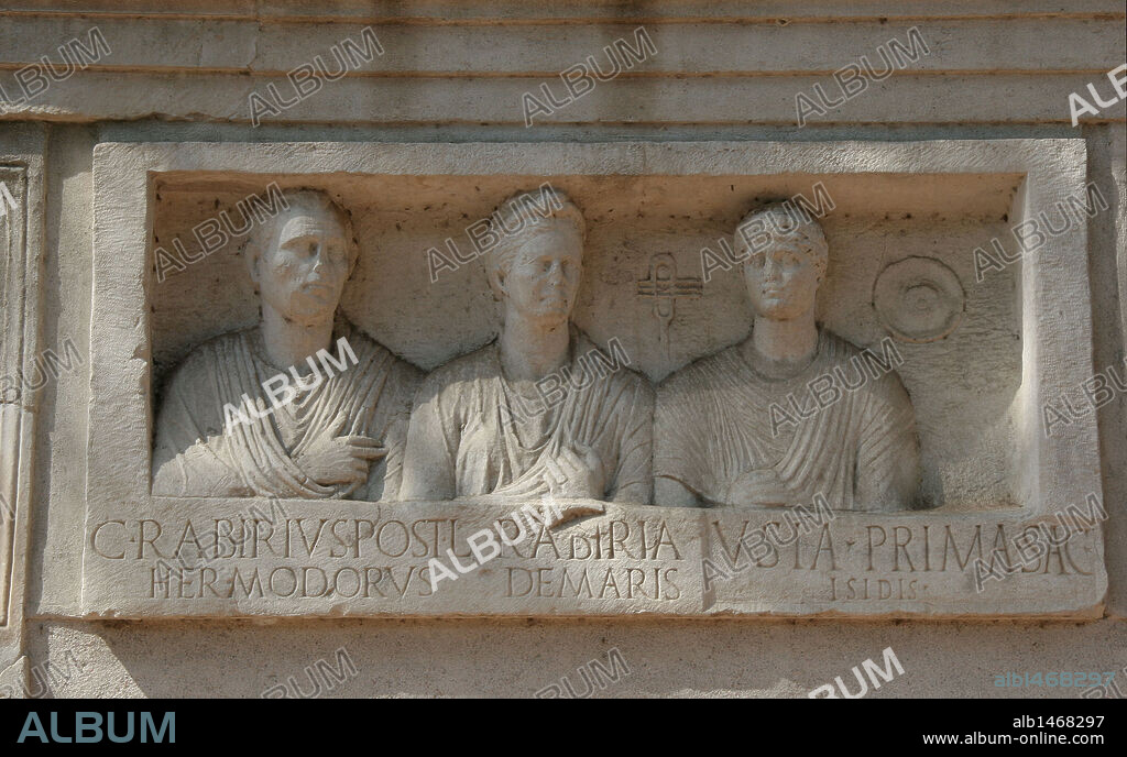 ARTE ROMANO. ITALIA. VIA APIA, en latín "VIA APPIA". Calzada comenzada en el 312 a. C. Iba de Roma a Brindisi por Capua. Los romanos a lo largo de la vía levantaron numerosos monumentos funerarios. TUMBA reconstruida de RABIRI. Siglo I d. C. Copia del original de mármol con figuras tres difuntos. La figura central es una SACERDOTISA DE ISIDE (ISIS) rodeada de dos libertos. Roma.