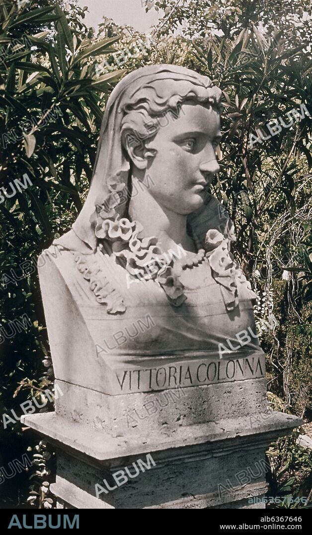BUSTO DE VITTORIA COLONNA (1490/1547) POETISA E INTELECTUAL DEL RENACIMIENTO ITALIANO EN EL JARDIN DEL PALACIO COLONNA.
