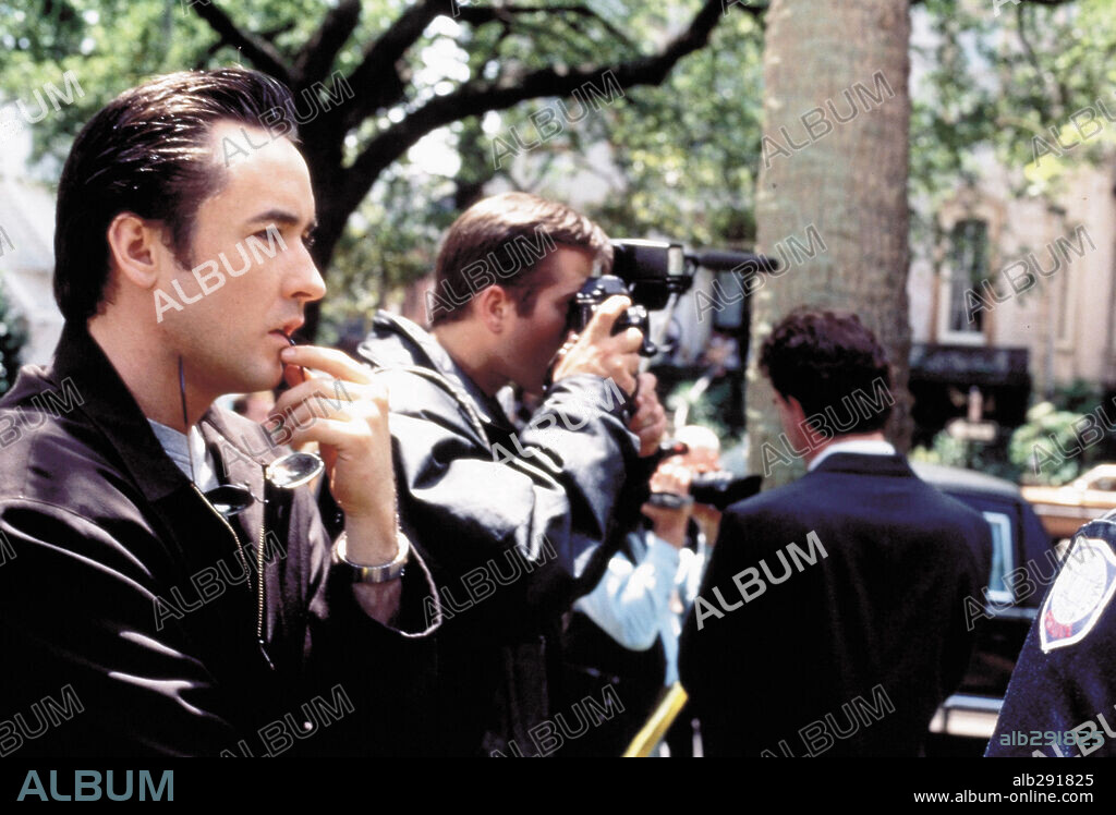 JOHN CUSACK en MEDIANOCHE EN EL JARDÍN DEL BIEN Y DEL MAL, 1997 (MIDNIGHT IN THE GARDEN OF GOOD AND EVIL), dirigida por CLINT EASTWOOD. Copyright WARNER BROTHERS.