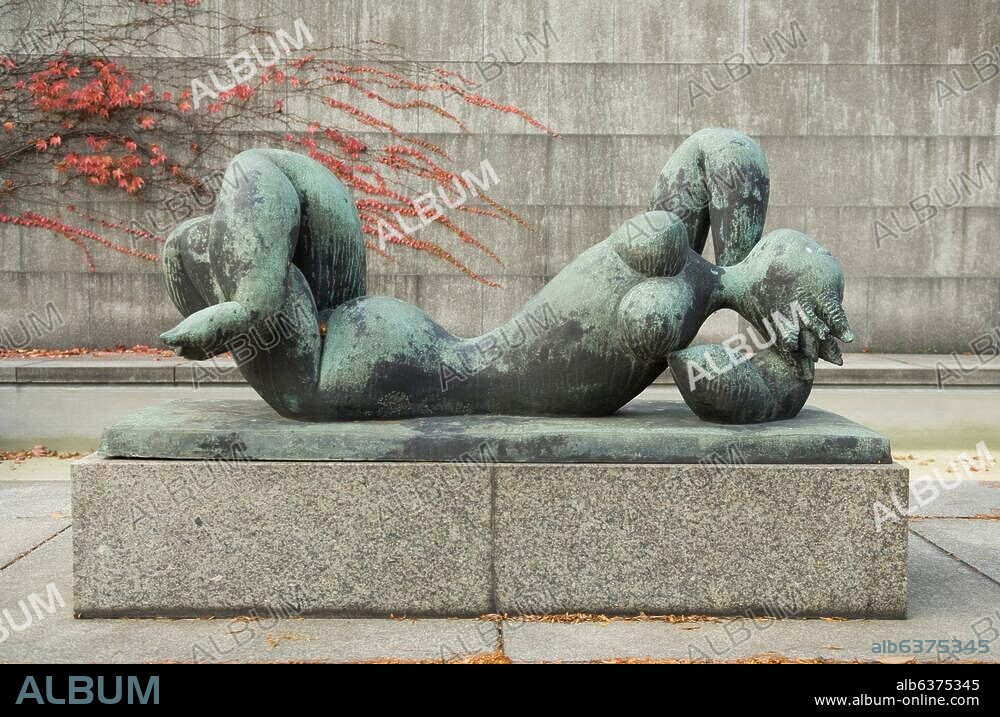 Berlin-Tiergarten, Kulturforum, Neue Nationalgalerie, Potsdamer Str. 50 (erb. 1965-68; Arch.: Ludwig Mies van der Rohe). /-Teilansicht des Skulpturengartens (angelegt 1968 von Mies van der Rohe): "Der Herbst" (Bronze, 1048, von Henri Laurens (1885-1954); Länge 170 cm).-/ Foto, 2008.