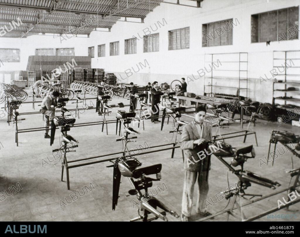 INDUSTRIA ESPAÑOLA (año 1958). Nave de montaje de motocicletas "Moto Guzzi Hispania". Fabrica "Emtisa". Barcelona. Cataluña.