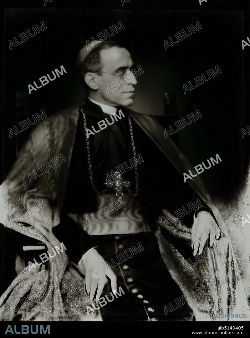 Arthur Benda, Nicola Perscheid, Nuncio Eugenio Pacelli (Pope Pius XII. ), Staatliche Landesbildstelle Hamburg, collection on the history of photography, silver gelatin paper, black and white positive process, image size: height: 25.40 cm; width: 19.80 cm, portrait photography, studio/studio photography, portrait, profile (side view), seated figure, historical person, church (institution), dignitary.