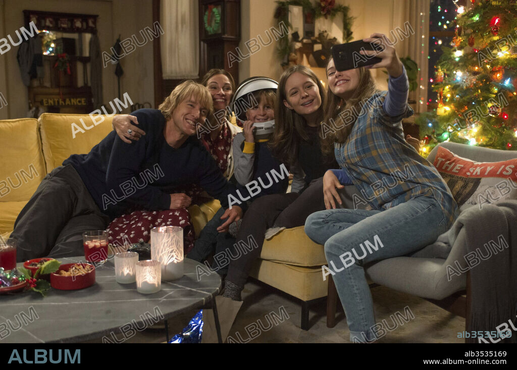 DANIELLE ROSE RUSSELL, IZABELA VIDOVIC, JACOB TREMBLAY, JULIA ROBERTS and OWEN WILSON in WONDER, 2017, directed by STEPHEN CHBOSKY. Copyright LIONSGATE/MANDEVILLE FILMS/PARTICIPANT MEDIA/WALDEN MEDIA.