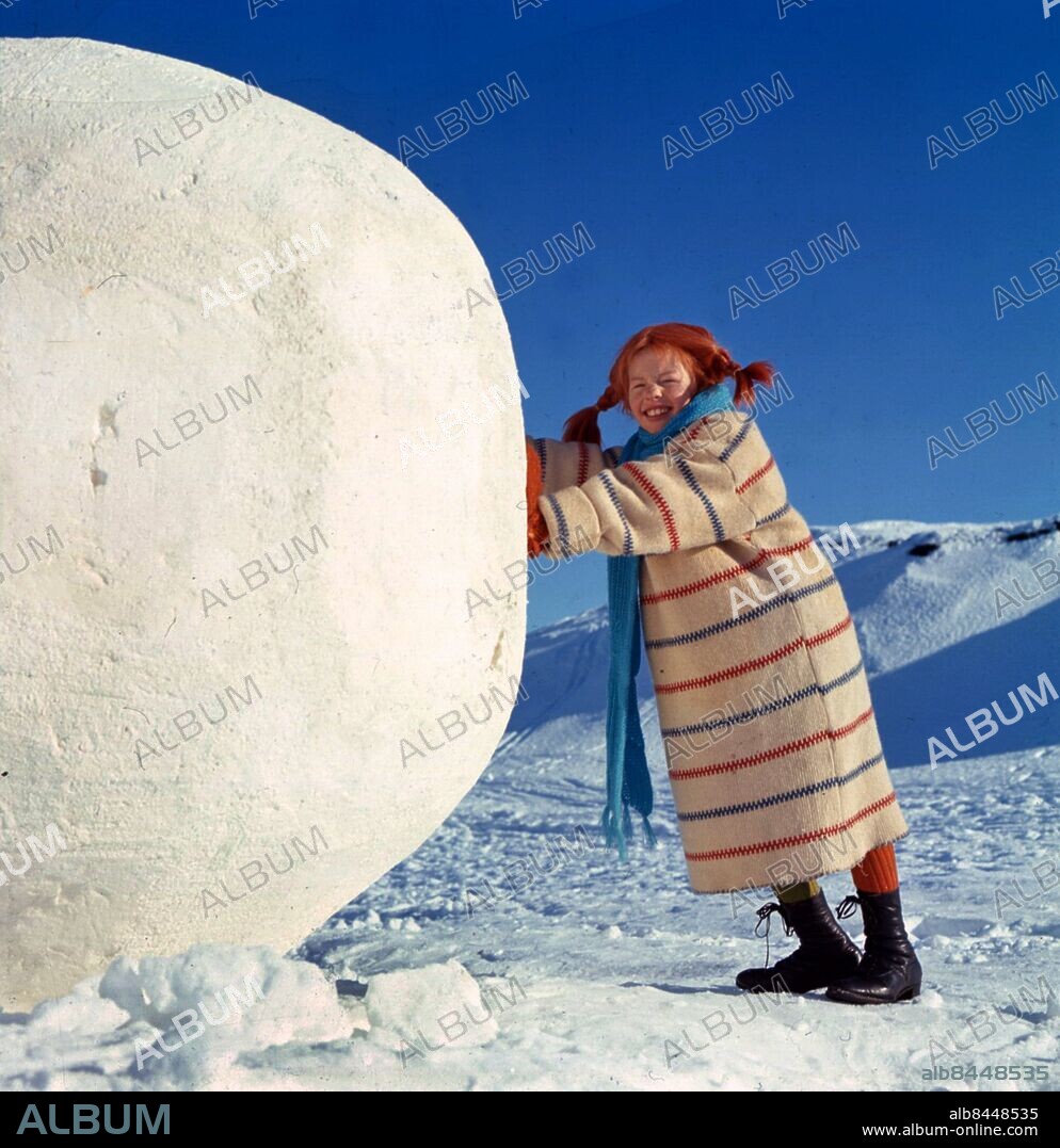Pippi Långstrump spelas av Inger Nilsson vid stor snöklot snöboll. Film Pippi Långstrump 1968  Inger Nilsson. (c) Sydsvenskan / IBL Bildbyrå.