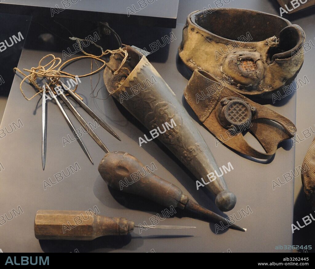 Distintas herramientas utilizadas para el mantenimiento de los barcos de vela. Porta-agujas, punzón, raspador de goma, cuchillo con vaina, medidor de cuerda y punzón de costura entre otros. Museo Maritimo. Oslo. Noruega.