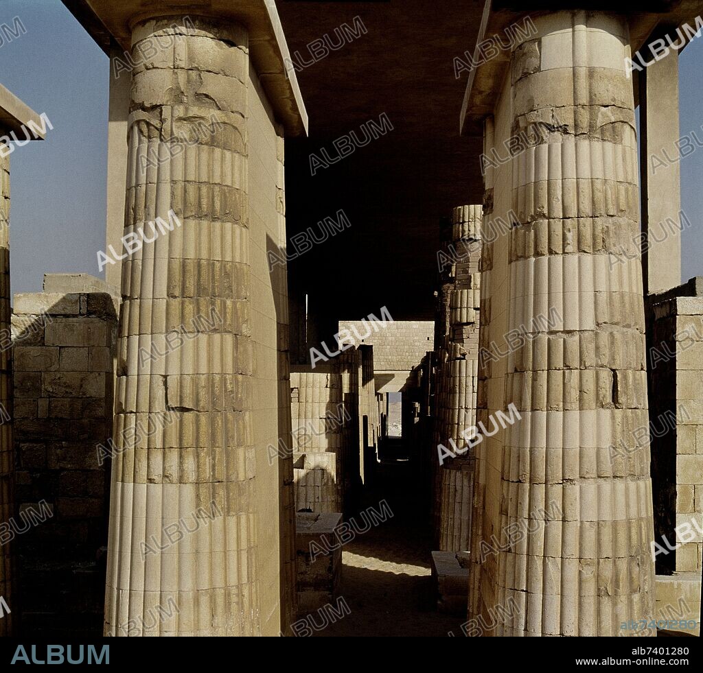 IMHOTEP O IMUTES. SALA HIPOSTILA - COLUMNAS ACANALADAS - III MILENIO AC.