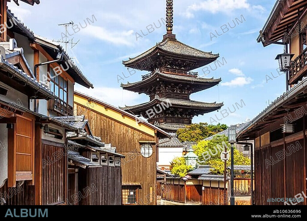 Historic old town of Kyoto with Yasaka Pagoda and Hokan-ji Temple in Kyoto, Japan, Asia.
