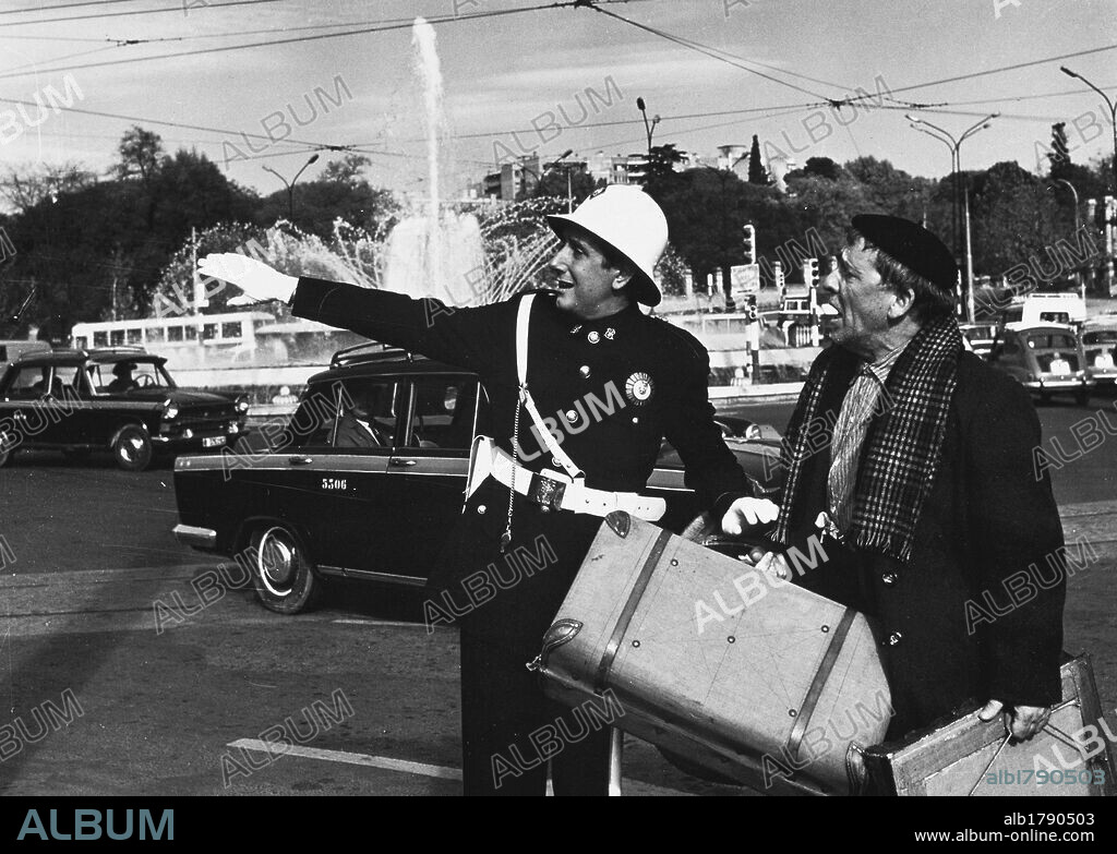 "LA CIUDAD NO ES PARA MI" (1965). Escena de la pelicula dirigida por Pedro LAZAGA con Paco MARTINEZ SORIA y Manolo GOMEZ BUR.