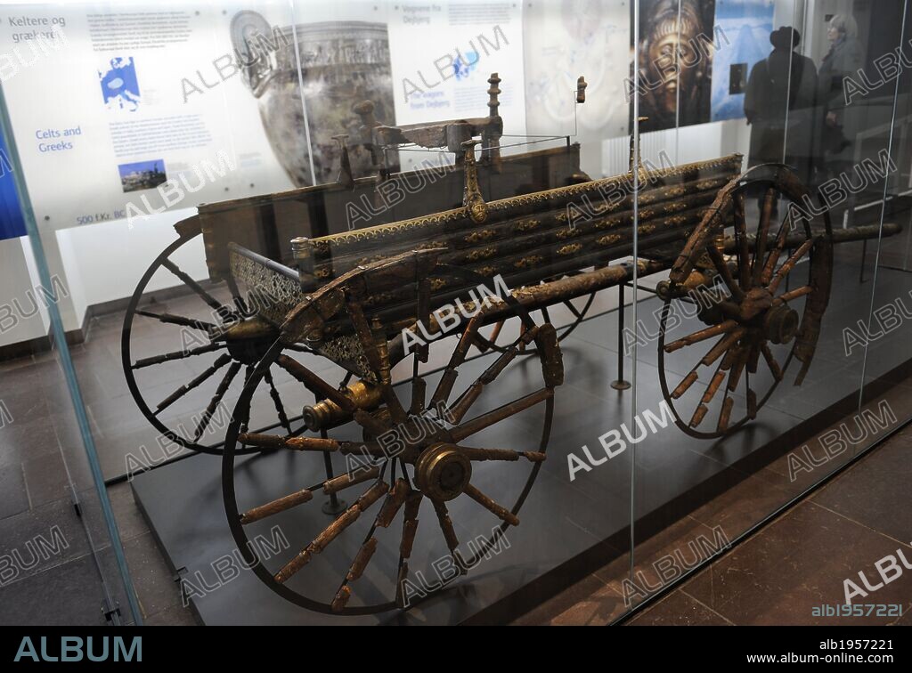 ARTE. PREHISTORIA. EDAD DE LOS METALES. NORTE EUROPA. El Carro de Dejbjerg. Ricamente decorado con soportes de metal e inscrustaciones de esmalte. Realizado probablemente en el centro de Europa por artesanos celtas. Fue sacrificado en los pantanos de Jutlandia (Dinamarca). 50 a. C. Edad del Hierro Pre-romana. Museo Nacional. Copenhague. Dinamarca. Norte Europa.