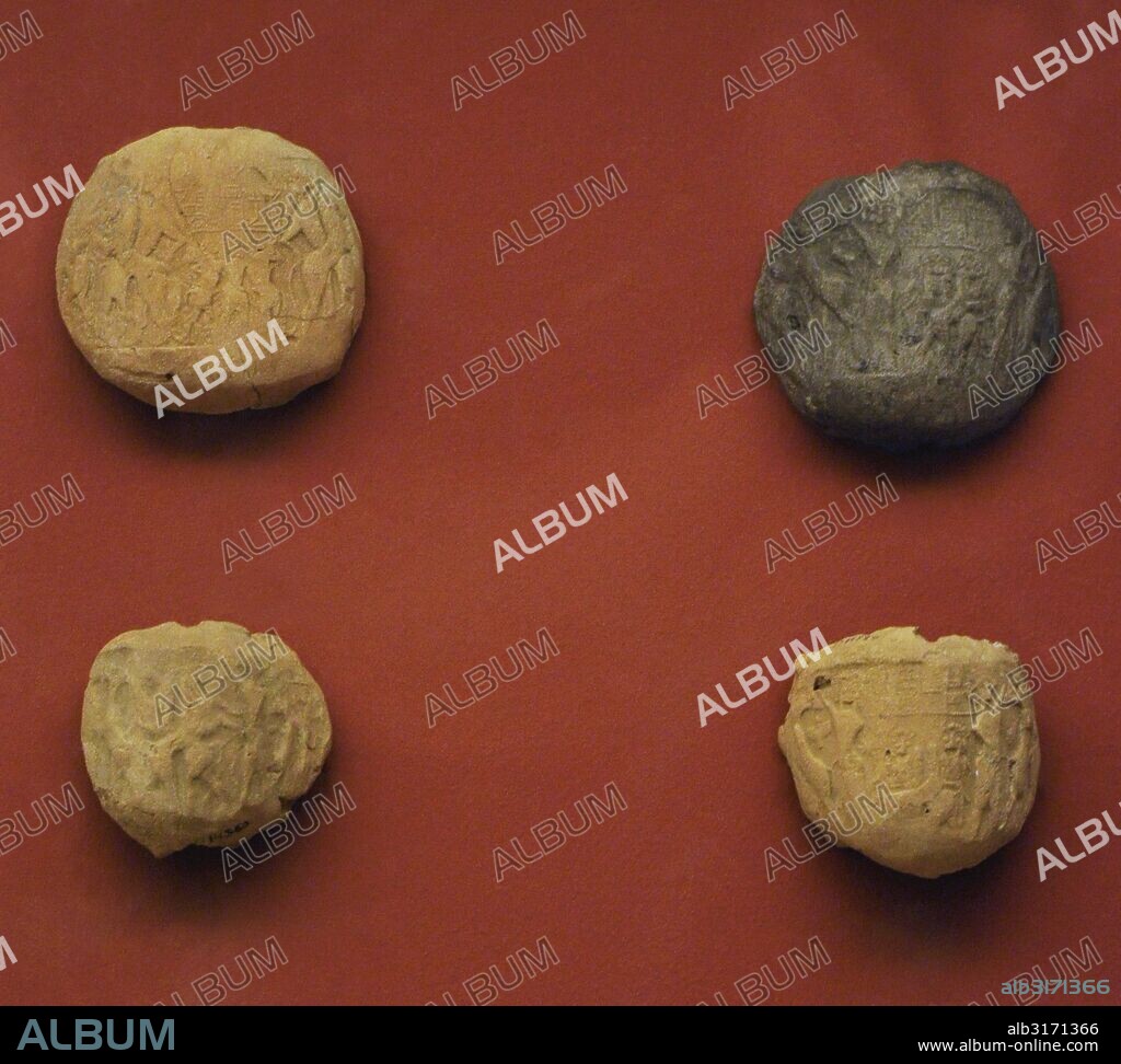 ARTE MESOPOTAMICO. PROXIMO ORIENTE. SUMERIA. Bulla (sello). Especie de esfera de arcilla utilizada como registro en los trueques. Bullas con impresiones de sellos. Procedentes de Lagash, Iraq. Período presargónica o también llamado Dinastías Antiguas (2800-2470 AC). Museo del Hermitage (The State Hermitage Museum). San Petersburgo. Rusia.