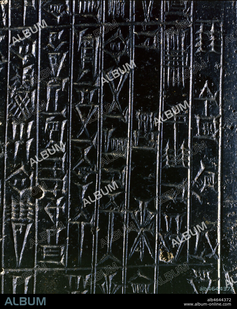 Détail du texte du CODE DU ROI HAMMURABI ( Hammourabi ) de Babylone, en basalte. Règne de Hammurabi, 1792-1750 av. JC. Trouvé à Suse, au sud-ouest de l'Iran actuel, mais de provenance exacte indéterminée. Les 282 articles du Code ne sont en fait qu'une compilation de décisions de justice et de cas de figures. De ce fait, chaque article commence par la formule " Si...". Dans le prologue, il est clairement exprimé que les tribunaux existent " afin que les puissants ne puissent pas opprimer les plus faibles". Ce texte suggère donc qu'avec la civilisation, sont apparues différentes catégories sociales, dont certaines ont pouvoir sur les autres. La célèbre loi du Talion "oeil pour oeil, dent pour dent", inscrite au verso de la stèle, donne le cadre de la justice de l'époque, qui se veut fondée sur l'équité. Differents domaines sont évoqués : mariage, succession, location, commerce etc... On a retouvé de nombreuses plaques d'argiles reproduisant ces textes, prouvant qu'ils avaient été largement diffusés et devaient être bien connus de la population. Credit : Larrieu-Licorne/Kharbine-Tapabor.