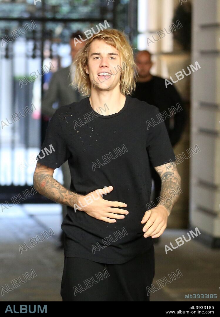 September 19, 2018 - London, England, United Kingdom - 9/18/18.Justin Bieber and Hailey Baldwin are seen out and about in London where they visited The London Eye, stopped outside Buckingham Palace where Justin serenaded Hailey while busking with an acoustic guitar, and grabbed a coffee at Cafe Nero..(London, England, UK. 19/09/2018