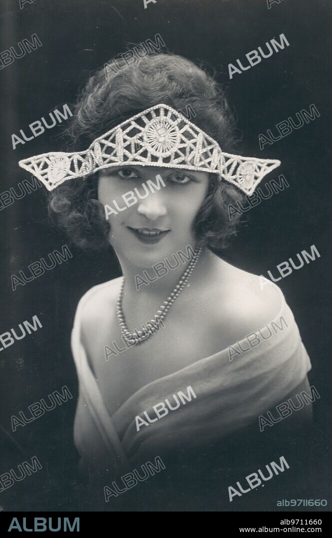 In the Image, hairstyle from 1923, model Valentino.