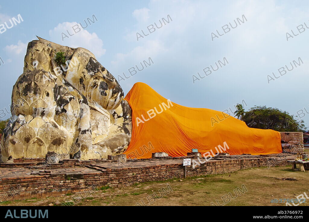 Sleeping Buddha, Wat Lokaya Sutha, Ayutthaya Historical Park, UNESCO World Heritage Site, Ayutthaya, Thailand, Southeast Asia, Asia.