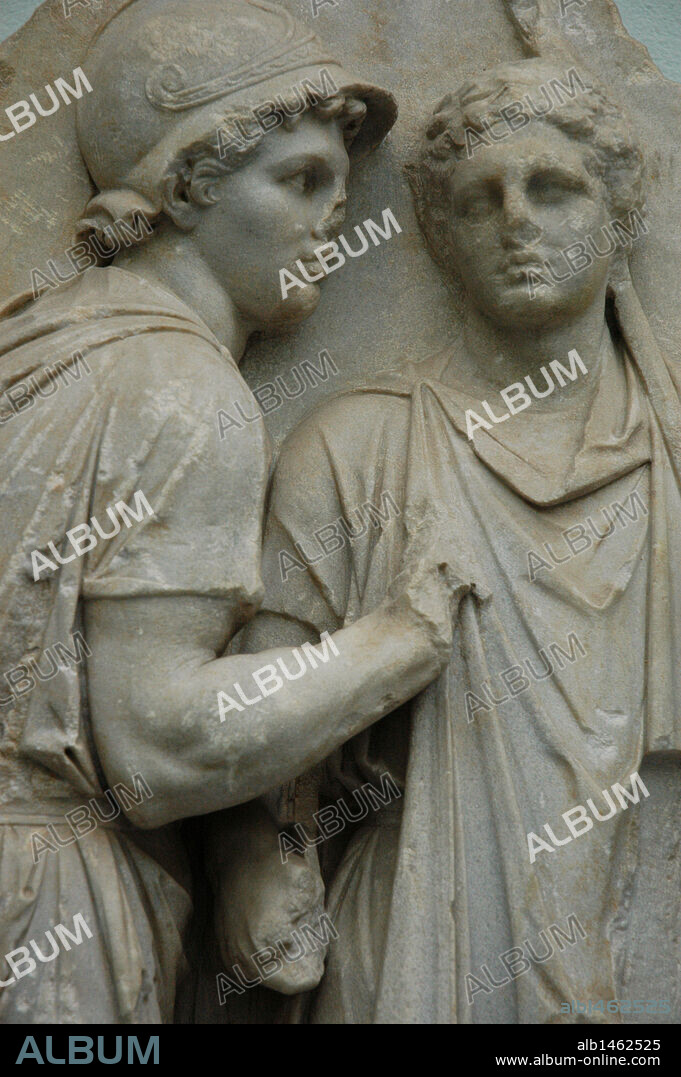 ARTE GRIEGO-HELENISTICO. ASIA MENOR. ALTAR DE ZEUS O ALTAR DE PERGAMO. Construído por orden de Eumenes II Sóter entre los años 164 y 156 a. C.), con relieves realizados por artistas de la escuela de Pérgamo. Detalle de un RELIEVE DEL FRISO DE TELEFO, fundador de Pérgamo. Museo de Pérgamo. BERLIN. Alemania.