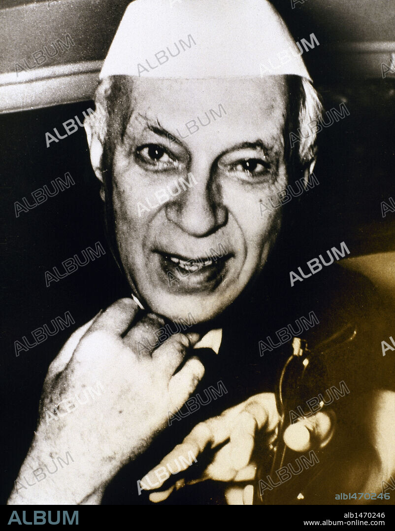 NEHRU, Sri Pandit Jawaharlal (1889-1964). Estadista indio y seguidor de Gandhi. Miembro del "Partido del Congreso". Primer Ministro de la India desde la Independencia de 1947 hasta su muerte, 1964.