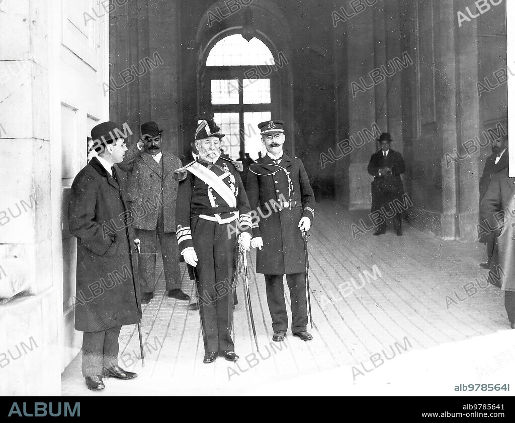 April 3, 1911. The new Minister of the Navy: General D. José Pidal Rebollo (X) leaving the palace yesterday tomorrow after taking the Oath.