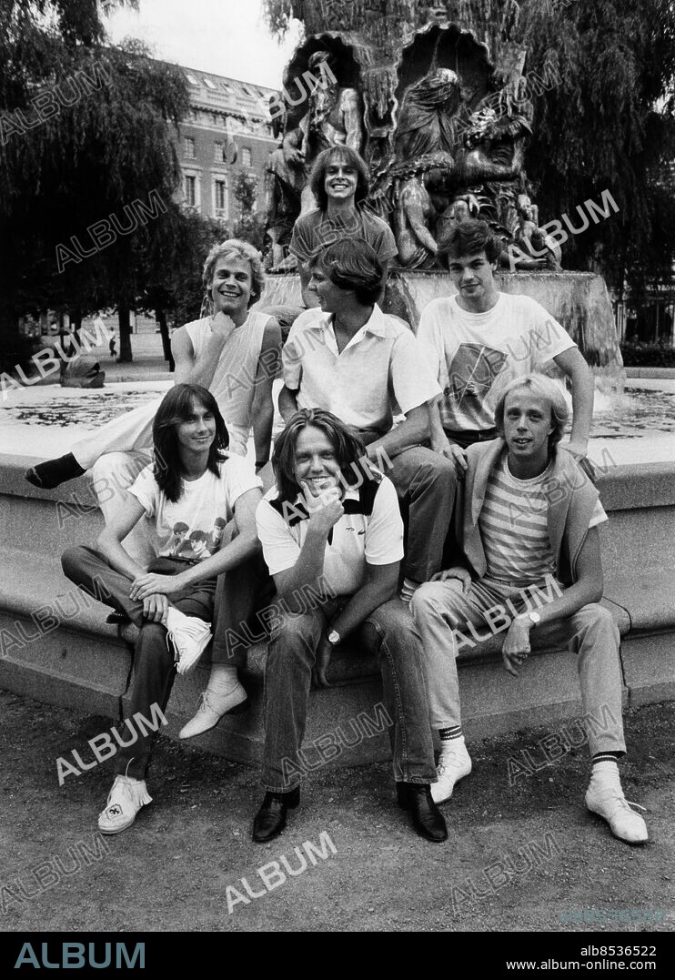 STOCKHOLM 1980-07-24. Dragshowgruppen After Dark sitter vid en fontän i Stockholm 24:e juli 1980. Främre raden fr. v: Christer Lindarw, Lars Flinckman och Lars Spångberg. Mittenraden fr. v: Roger Jönsson, Nils-Albert Eriksson och Rickard Engfors samt överst Lars Sturesson.. Foto: Dan Hansson / SvD / TT / Kod: 11014.