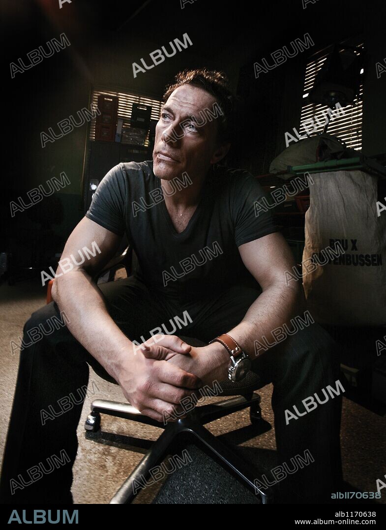 JEAN-CLAUDE VAN DAMME en JCVD, 2008, dirigida por MABROUK EL MECHRI. Copyright SAMSA FILM/GAUMONT.
