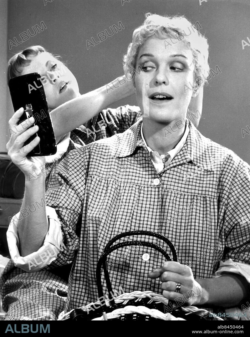 ©SCANPIX SWEDEN, 1958.. Eva Dahlbeck i filmen -Nära Livet-.. Hon sitter och speglar sig. En flicka håller på med hennes hår.. Foto: Scanpix. Code: 20360. ***. ENGCAP: Swedish actress Eva Dahlbeck i the Ingmar Bergman picture -Brink of Life-.