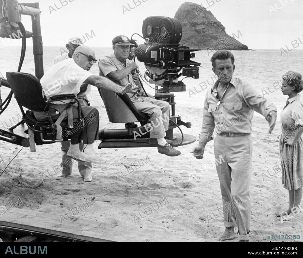 JILL HAWORTH, KIRK DOUGLAS and OTTO LUDWIG PREMINGER in IN HARM'S WAY, 1965, directed by OTTO PREMINGER. Copyright PARAMOUNT PICTURES.