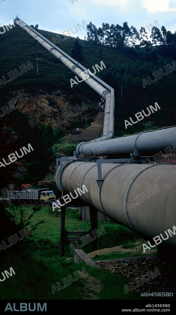 GASEODUCTO. Conducción de gas desde las instalaciones de Uninsa, hacia la Central Térmico de Aboño. Area industrial de Gijón. Asturias. España.