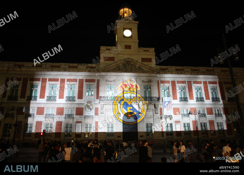 Madrid, 27/05/2016. El escudo del Real Madrid, proyectado en la Real Casa de Correos, de la Puerta del Sol tras la votación a través de Twitter. Foto: Isabel Permuy ARCHDC.