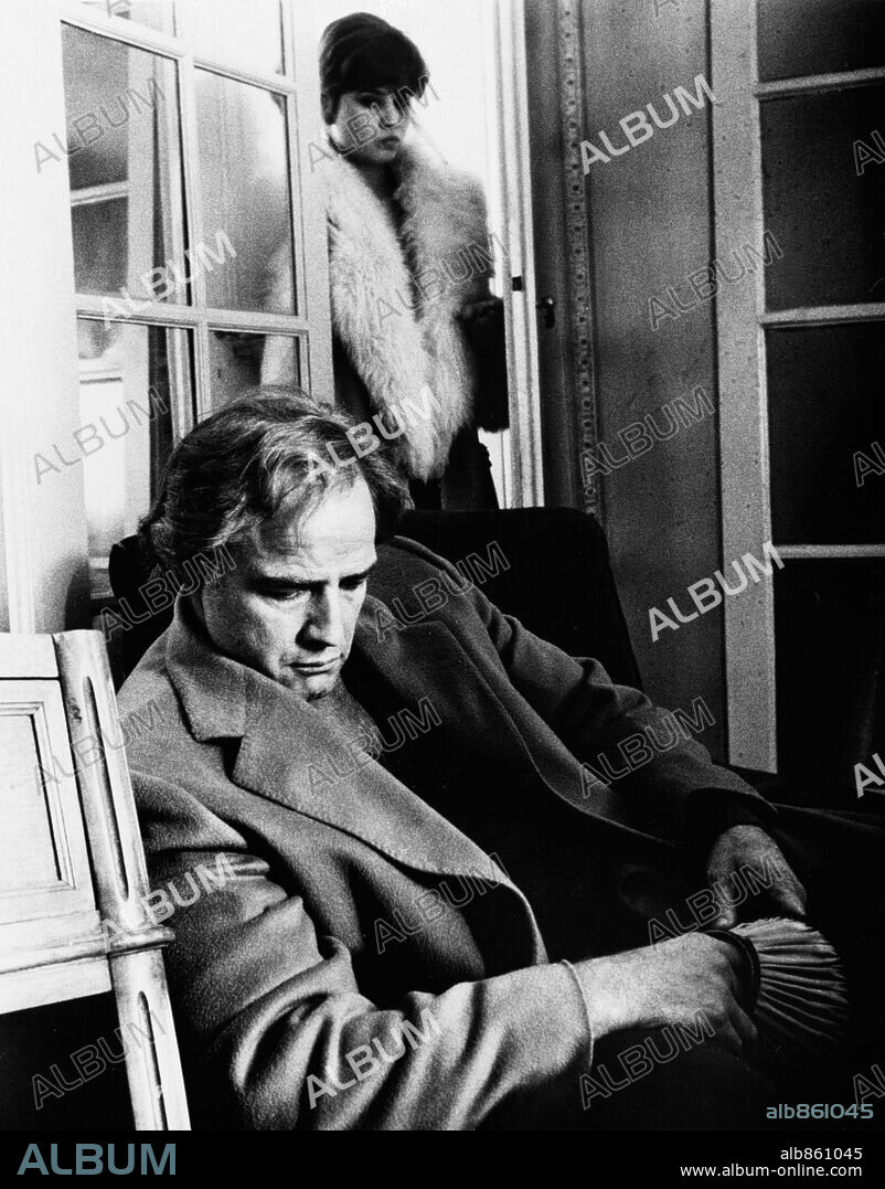 MARIA SCHNEIDER et MARLON BRANDO dans ULTIMO TANGO A PARIGI, 1972, réalisé par BERNARDO BERTOLUCCI. Copyright UNITED ARTISTS.