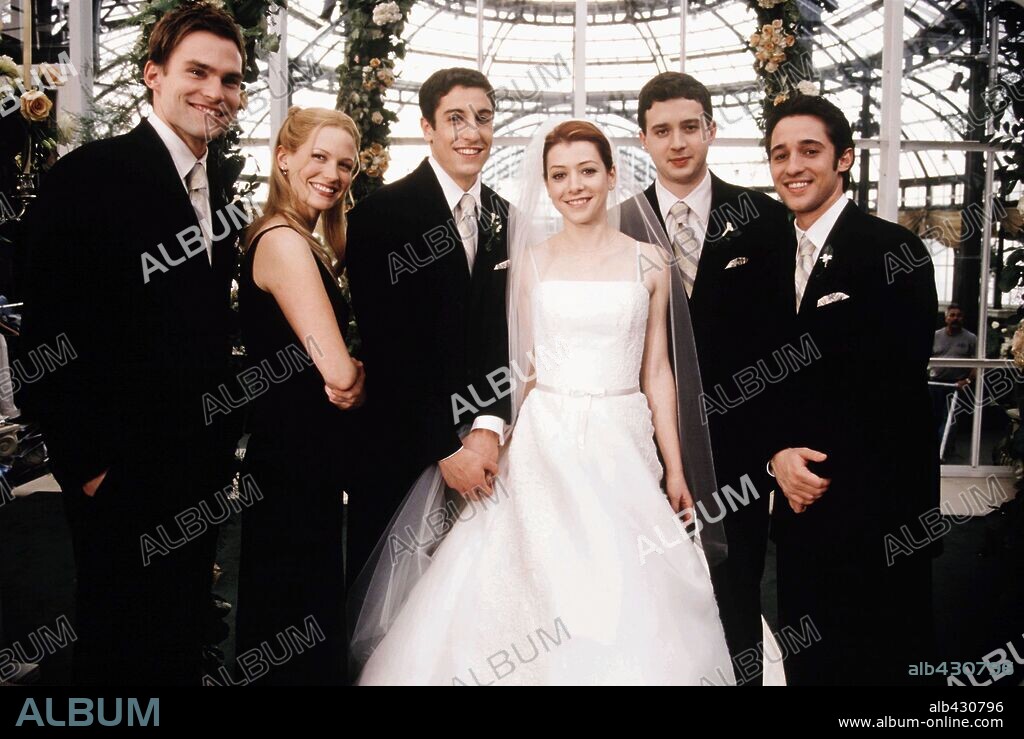 ALYSON HANNIGAN, EDDIE KAYE THOMAS, JANUARY JONES, JASON BIGGS, SEANN WILLIAM SCOTT and THOMAS IAN NICHOLAS in AMERICAN WEDDING, 2003, directed by JESSE DYLAN. Copyright UNIVERSAL STUDIOS.