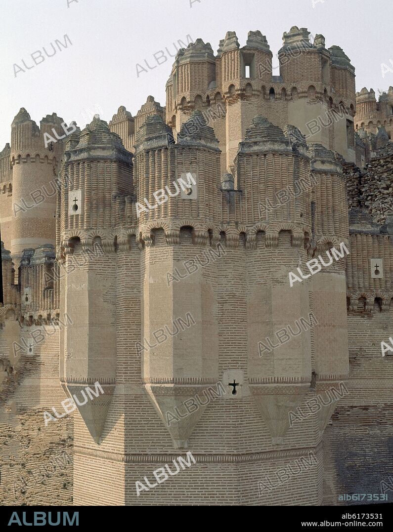 EXTERIOR-DETALLE DE LAS ALMENAS - CASTILLO DEL SIGLO XV CONSTRUIDO POR ALONSO DE FONSECA.