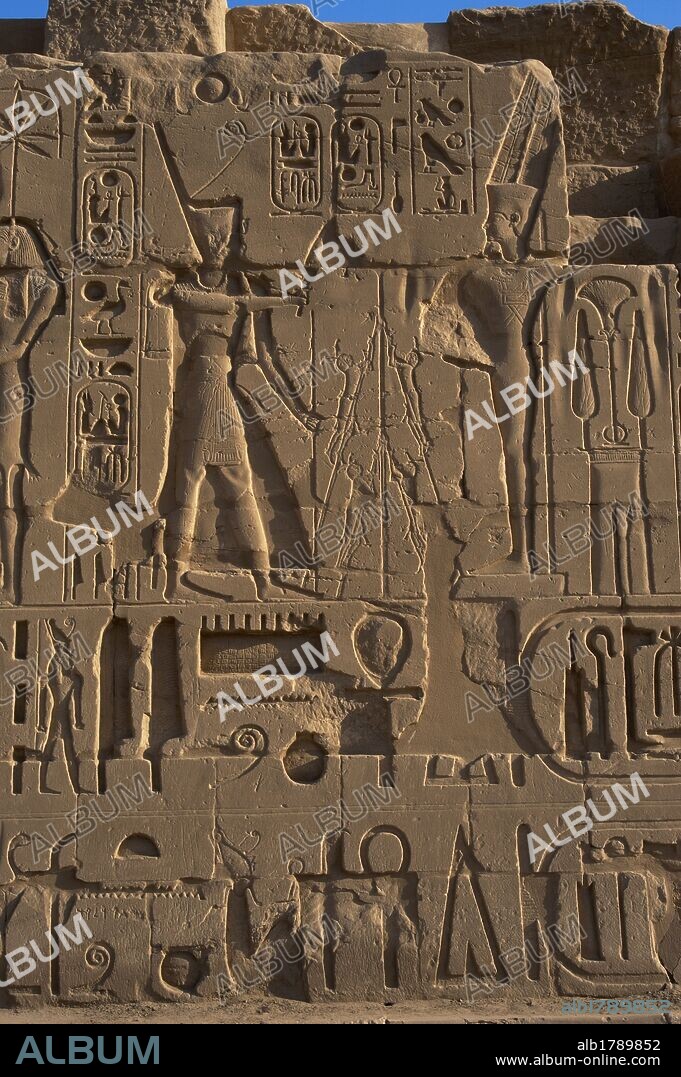 ARTE EGIPCIO. EGIPTO. Relieve del faraón RAMSES II portando la corona del Bajo Egipto, realizando una ofrenda ante MIN, dios lunar, de la fertilidad y la vegetación. XIX Dinastía. Imperio Nuevo. Templo de Karnak. Noroeste de Luxor. Egipto.