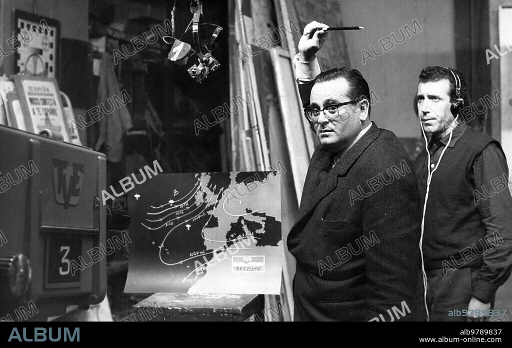 Madrid. 29/10/1956. El meteorólogo Mariano Medina durante la producción de "el tiempo" en RTVE.
